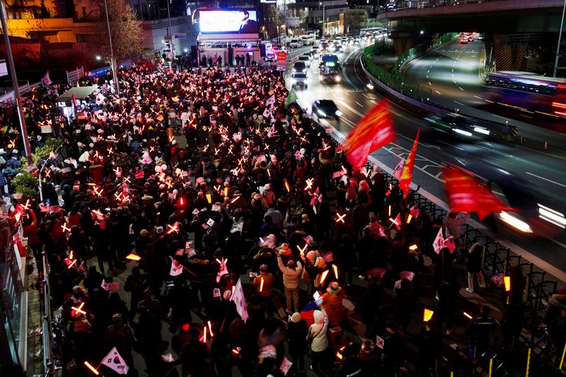 © Reuters. Demonstrators opposing the court's approval of an arrest warrant for impeached South Korean President Yoon Suk Yeol protest outside his official residence in Seoul, South Korea, December 31, 2024. REUTERS/Kim Soo-hyeon