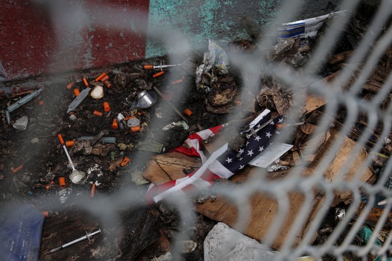 &copy; Reuters. FILE PHOTO: Debris left by drug users lies next to a tattered  U.S. flag, in the Bronx borough of New York City, U.S., June 15, 2023.  REUTERS/Shannon Stapleton/File Photo