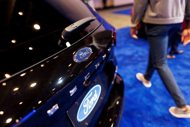 © Reuters. FILE PHOTO: A logo on a 2024 Ford Escape at the Canadian International Auto Show in Toronto, Ontario, Canada February 15, 2024. REUTERS/Cole Burston/File Photo