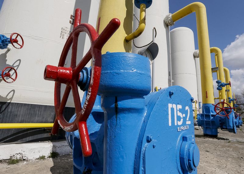 © Reuters. FILE PHOTO: Valves and pipes are seen at a gas compressor station in the village of Boyarka, outside Kiev, April 22, 2015. REUTERS/Gleb Garanich/File Photo