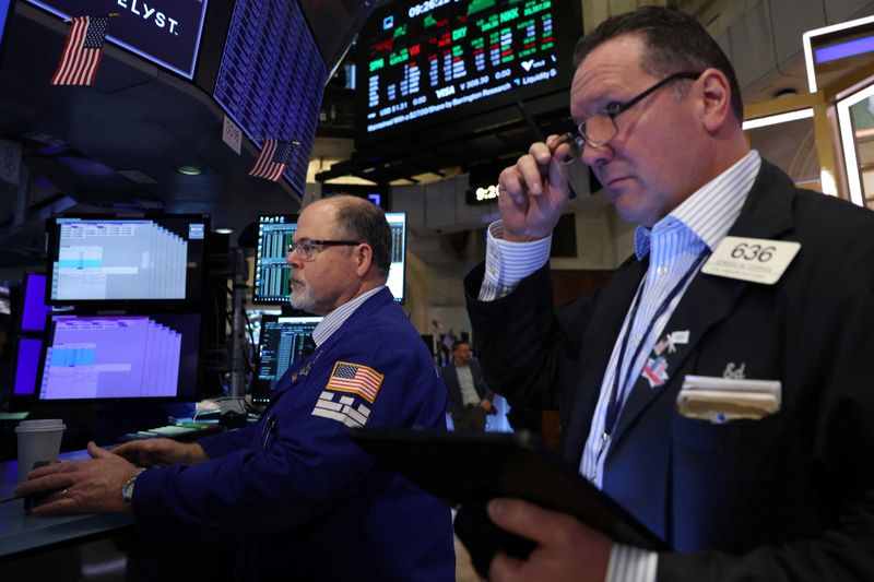 © Reuters. Traders work on the floor at the New York Stock Exchange (NYSE) in New York City, U.S., December 10, 2024.  REUTERS/Brendan McDermid/File Photo