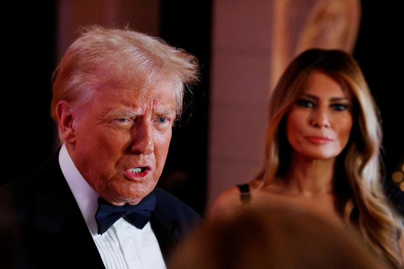 © Reuters. U.S. President-elect Donald Trump, accompanied by his wife Melania, attends a New Year's event at Mar-a-Lago in Palm Beach, Florida, U.S., December 31, 2024. REUTERS/Marco Bello