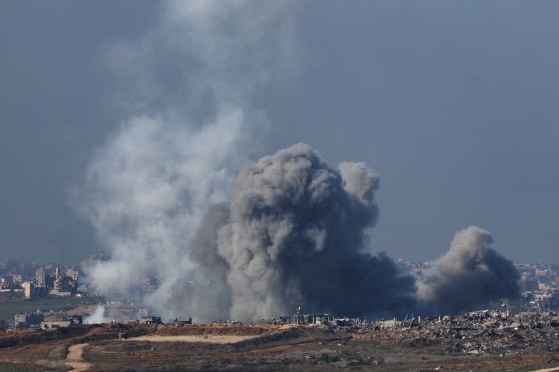 © Reuters. Smoke rises from an Israeli strike as the Israeli army conducts operations inside the Gaza Strip, amid the ongoing conflict between Israel and Hamas, as seen from southern 'Israel, January 1, 2025. REUTERS/Kai Pfaffenbach