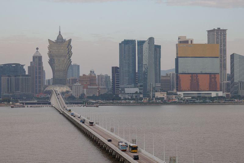 © Reuters. FILE PHOTO: A general view of casinos ahead of Chinese President Xi Jinping’s visit to mark the 25th anniversary of Macau’s handover, in Macau, China, December 18, 2024. REUTERS/Tyrone Siu/File Photo