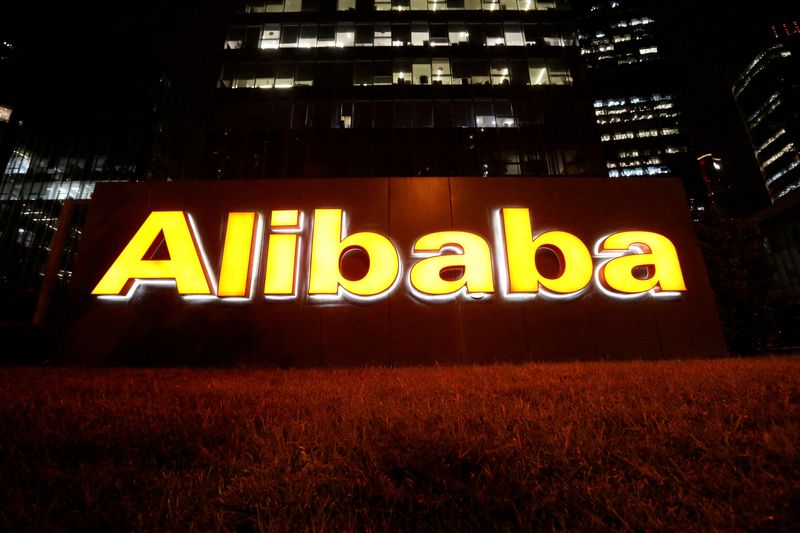 © Reuters. FILE PHOTO: The Alibaba Group logo is illuminated at its office building in Beijing, China August 9, 2021. REUTERS/Tingshu Wang/File Photo