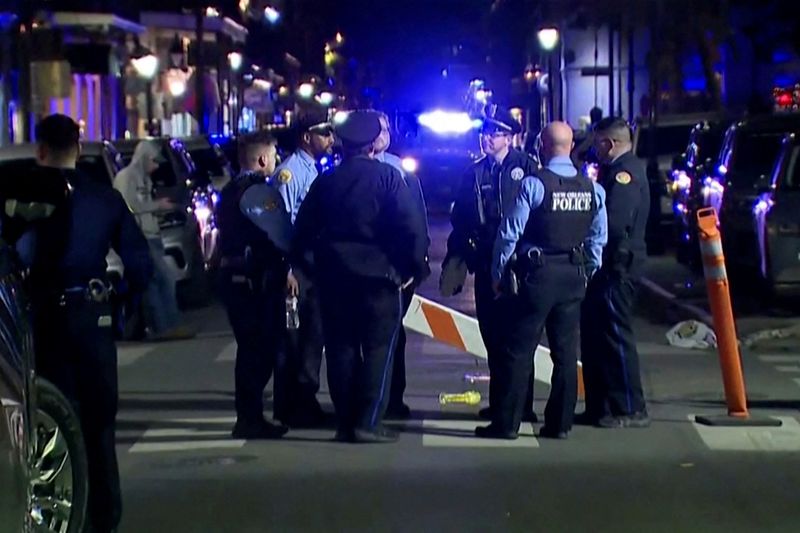 © Reuters. Police officers stand at the scene where a truck drove into a large crowd on Bourbon Street in the French Quarter of New Orleans, Louisiana, U.S. January 1, 2025 in this screengrab taken from a video. ABC Affiliate WGNO/Handout via REUTERS