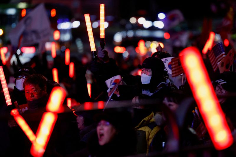 &copy; Reuters. Manifestantes que se opõem à aprovação por tribunal de mandado de prisão para o presidente sul-coreano afastado Yoon Suk Yeol protestam em frente à sua residência oficial em Seuln31/12/2024nREUTERS/Kim Soo-hyeon