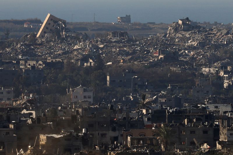 © Reuters. Buildings lie in ruins inside the Gaza Strip amid the ongoing conflict between Israel and Hamas, as seen from southern Israel, January 1, 2025. REUTERS/Kai Pfaffenbach