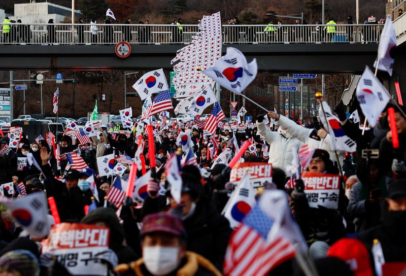 © Reuters. Demonstrators opposing the court's approval of an arrest warrant for impeached South Korean President Yoon Suk Yeol protest outside his official residence in Seoul, South Korea, December 31, 2024. REUTERS/Kim Soo-hyeon