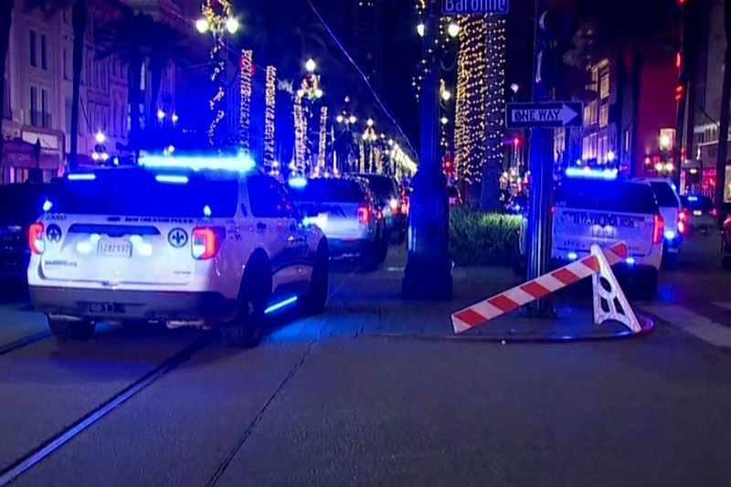 © Reuters. Police attend the scene where a pickup truck drove into a large crowd on Bourbon Street in the French Quarter of New Orleans, Louisiana, U.S. January 1, 2025 in this screengrab taken from a video. ABC Affiliate WGNO/Handout via REUTERS