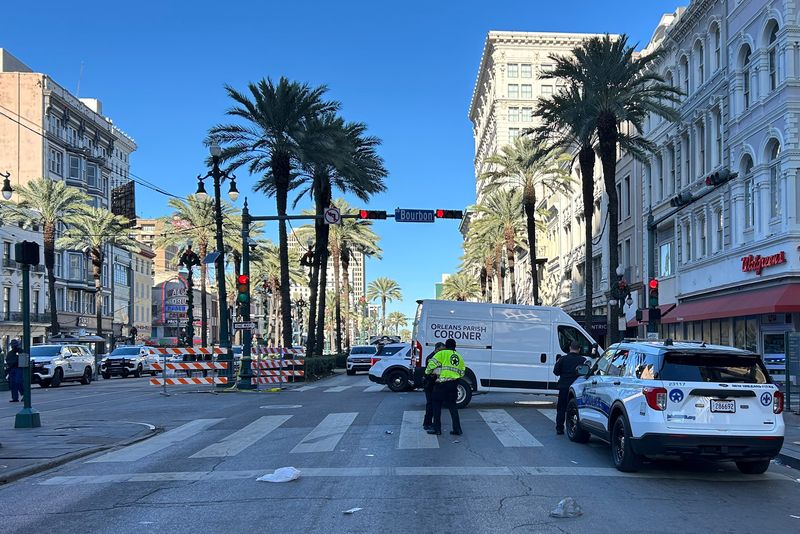 © Reuters. An Orleans Parish coroner’s van is parked at the corner of Bourbon and Canal streets after a pickup truck drove into a large crowd in the French Quarter of New Orleans, Louisiana, U.S. January 1, 2025.  REUTERS/Brian Thevenot