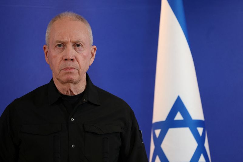 © Reuters. FILE PHOTO: Former Israeli Defense Minister Yoav Gallant attends a news conference shortly after being fired by Israeli Prime Minister Benjamin Netanyahu who cited a lack of trust, at the Defense Ministry in Tel Aviv, Israel , November 5, 2024. REUTERS/Nir Elias /File photo