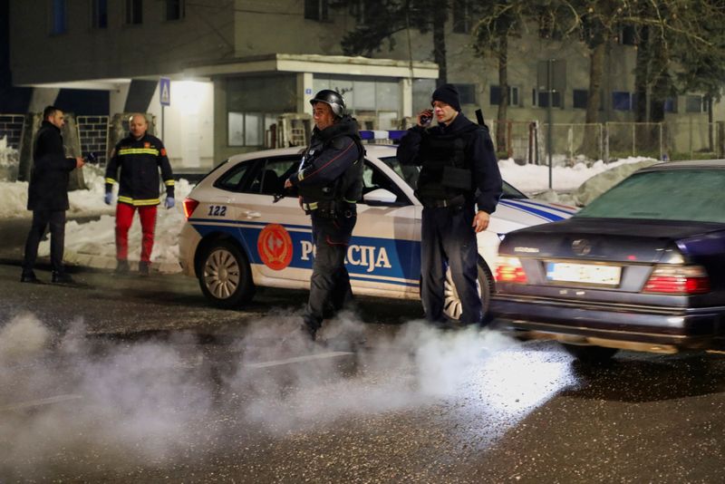 &copy; Reuters. Policiais fazem controle próximo do local onde houve ataque a tiros em Cetinje, Montenegron01/01/2025nREUTERS/Stevo Vasiljevic