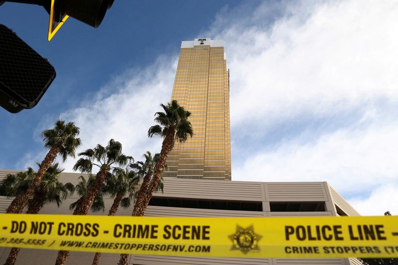 &copy; Reuters. Trump Tower é vista atrás de uma fita amarela, depois que um Tesla Cybertruck pegou fogo na entrada do prédio em Las Vegasn01/01/2025nREUTERS/Ronda Churchill