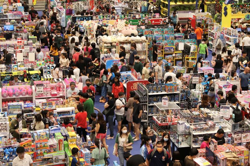 © Reuters. FILE PHOTO: Shoppers browse merchandise in a shopping mall on Orchard Road, in Singapore December 23, 2022. REUTERS/Isabel Kua/File Photo