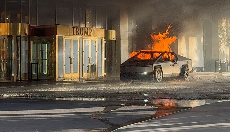 © Reuters. Flames rise from a Tesla Cybertruck after it exploded outside the Trump International Hotel Las Vegas, in Las Vegas, Nevada, U.S., January 1, 2025 in this screengrab taken from a social media video. Alcides Antunes/via REUTERS 