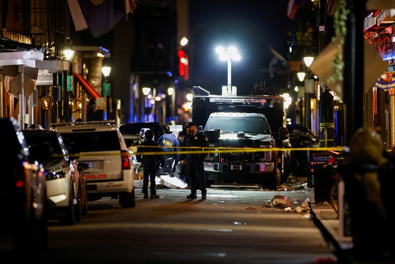 © Reuters. FBI agents look at the site where a man driving a truck was killed in an attack during New Year's celebrations, in New Orleans, Louisiana, US, January 1, 2025. REUTERS/Eduardo Munoz