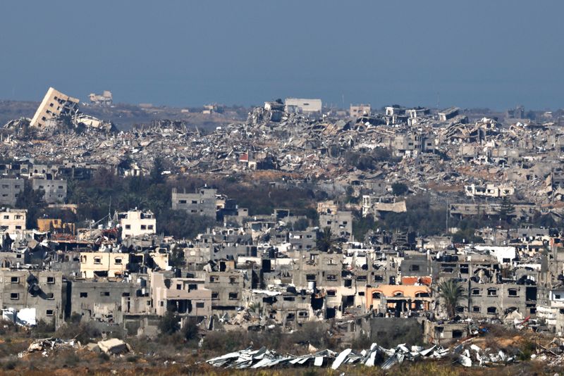 © Reuters. Buildings lie in ruins in Beit Hanoun in the Gaza Strip amid the ongoing conflict between Israel and Hamas, as seen from southern Israel, January 2, 2025. REUTERS/Kai Pfaffenbach