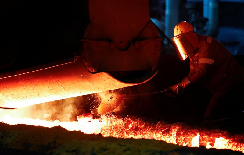 &copy; Reuters. Un operaio siderurgico del gruppo industriale tedesco ThyssenKrupp AG indossa un casco di protezione mentre lavora vicino a un altoforno nella più grande acciaieria della Germania a Duisburg, Germania, 28 gennaio 2019. REUTERS/Wolfgang Rattay/Foto d'arch