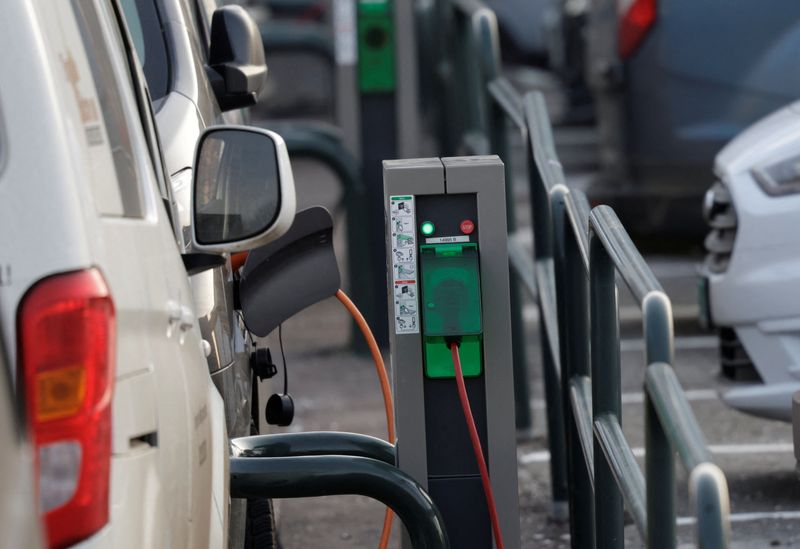 © Reuters. FILE PHOTO: A car gets charged at a charging point in Oslo, Norway, December 11, 2024. REUTERS/Leonhard Foeger/File Photo