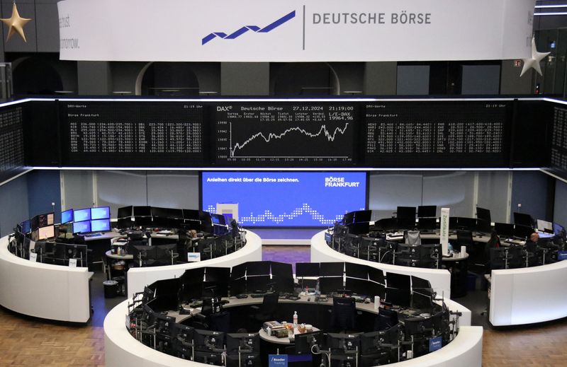 &copy; Reuters. La borsa tedesca è addobbata per il periodo natalizio, mentre il grafico dell'indice azionario tedesco DAX viene mostrato a Francoforte, Germania, 27 dicembre 2024. REUTERS/Staff