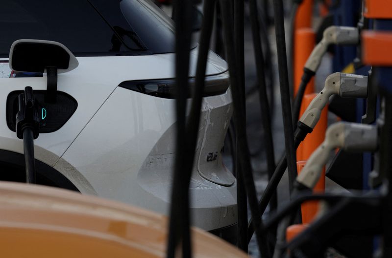 &copy; Reuters. FILE PHOTO:A car gets charged at a charging point in Oslo, Norway, December 11, 2024. REUTERS/Leonhard Foeger/File Photo