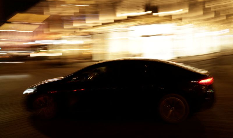 © Reuters. An electric car drives down a street in Oslo, Norway, December 11, 2024. REUTERS/Leonhard Foeger