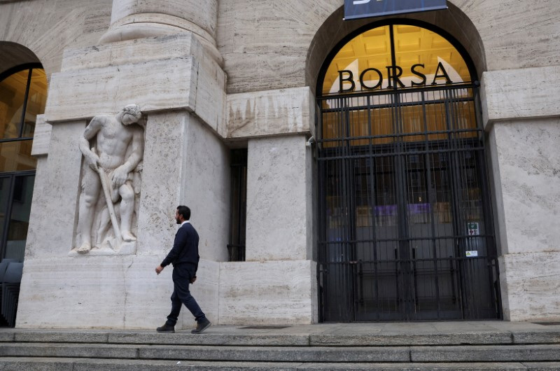 Borsa Milano, realizzi su banche tirano giù FtseMib in prima seduta anno, male anche Geox