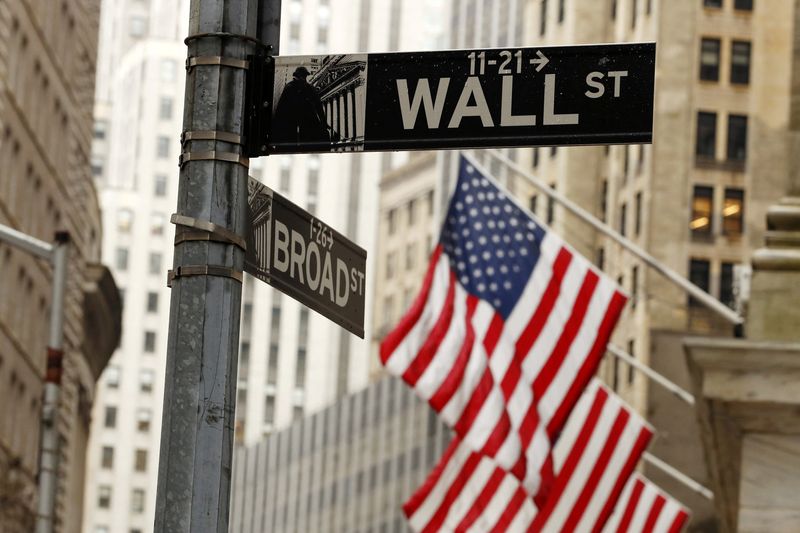 &copy; Reuters. Bandiere statunitensi all'esterno della Borsa di New York a New York, Stati Uniti, 13 marzo 2020. Foto REUTERS/Lucas Jackson/File Photo