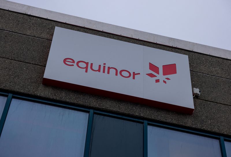 &copy; Reuters. FILE PHOTO: The logo of Equinor is set up at the entrance of a building at Western Europe's largest liquefied natural gas plant Hammerfest LNG in Hammerfest, Norway, March 14, 2024. REUTERS/Lisi Niesner/File Photo