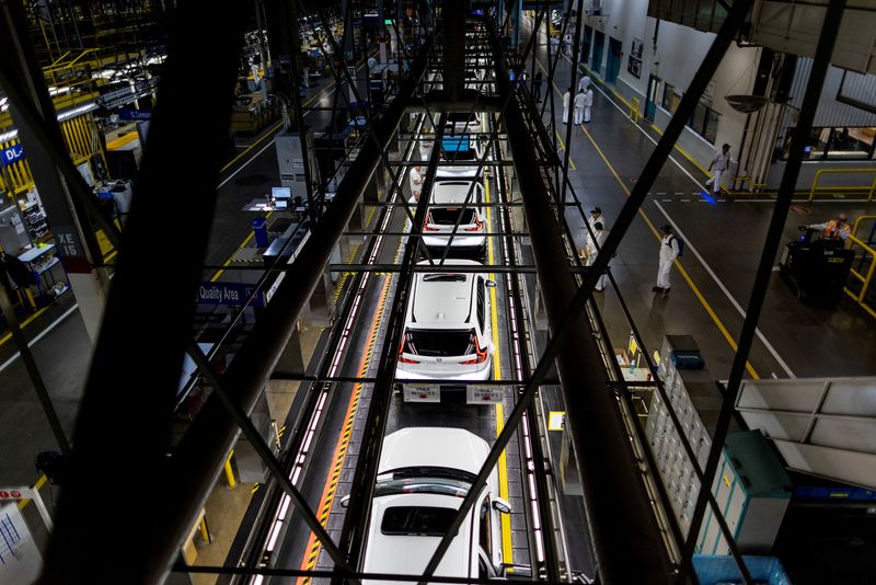 © Reuters. FILE PHOTO: People work at Honda's auto manufacturing plant in Alliston, Ontario, Canada April 5, 2023. REUTERS/Carlos Osorio/File Photo