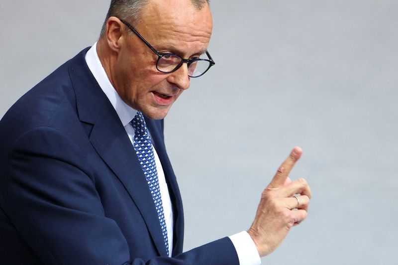 &copy; Reuters. Líder conservador alemão Friedrich Merz fala na câmara dos deputados Bundestag em Berlim, Alemanhan16/12/2024nREUTERS/Lisi Niesner