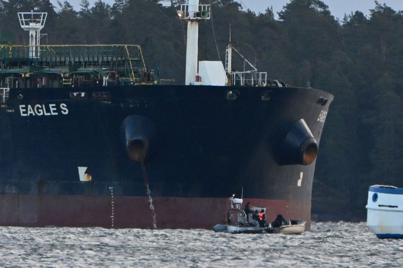 &copy; Reuters. FILE PHOTO: Finnish Coast Guard stops a small boat which tried to reach the oil tanker Eagle S anchored near the Kilpilahti port in Porvoo, on the Gulf of Finland December 30, 2024.  Lehtikuva/Jussi Nukari/via REUTERS/File Photo