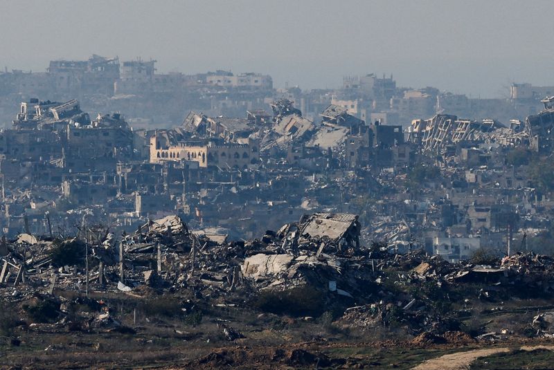 &copy; Reuters. Prédios destruídos na Faixa de Gaza durante conflito entre Israel e Hamas, vistos do sul de Israeln02/01/2025nREUTERS/Kai Pfaffenbach