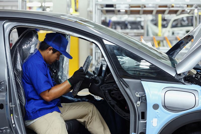 &copy; Reuters. Funcionário trabalha em montagem de veículo em fábrica da BYD, em Rayong, na Tailândian04/07/2024nREUTERS/Chalinee Thirasupa