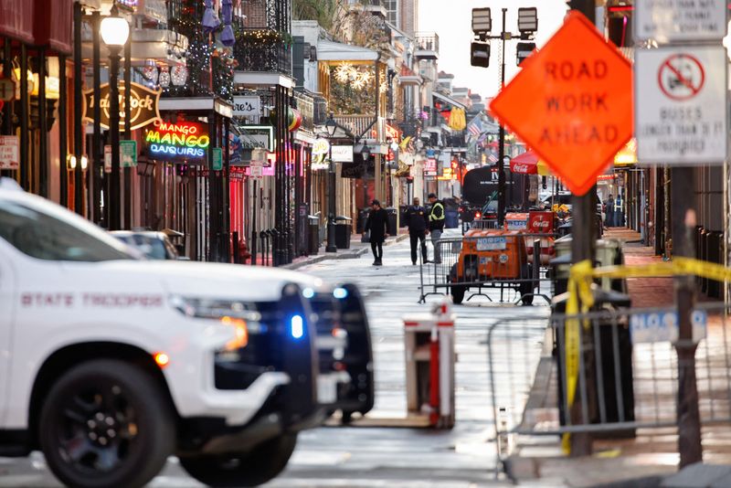 © Reuters. Law enforcement members work at the site where people were killed by a man driving a truck in an attack during New Year's celebrations, in New Orleans, Louisiana, U.S., January 2, 2025. REUTERS/Eduardo Munoz