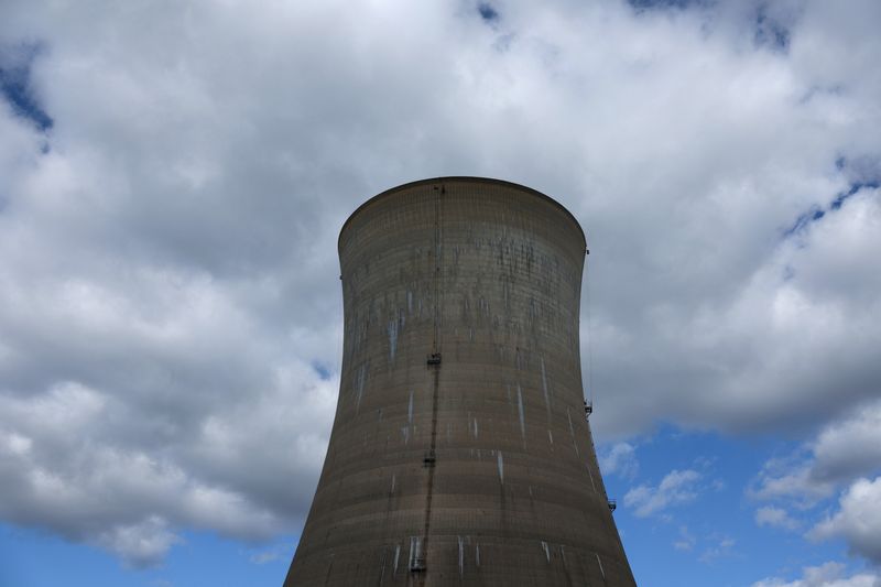 © Reuters. FILE PHOTO: A cooling tower is seen at the Three Mile Island Nuclear power plant, during a tour by Constellation Energy, which has ordered a main power transformer for the nuclear reactor it is trying to reopen, in Middletown, Pennsylvania, U.S., October 16, 2024. REUTERS/Shannon Stapleton/File Photo