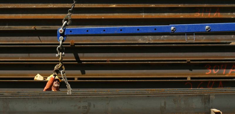 &copy; Reuters. Homem trabalha em uma construção em San Francisco, Califórnia, EUAn01/09/2011nREUTERS/Robert Galbraith 