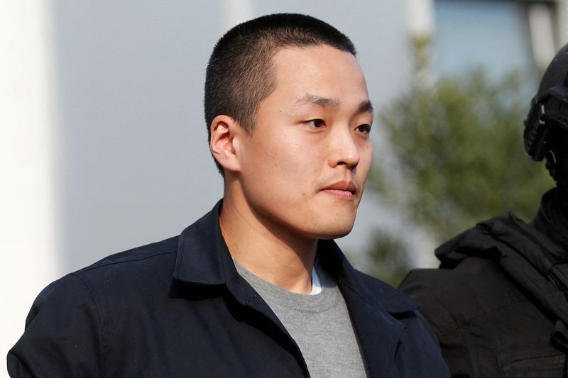 © Reuters. FILE PHOTO: Police officers escort Do Kwon, co-founder of Terraform Labs, after serving a sentence for document forgery, in Podgorica, Montenegro March 23, 2024. REUTERS/Stevo Vasiljevic/File Photo