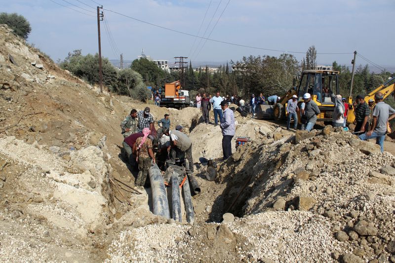 &copy; Reuters. Pessoas inspecionam área afetada por o que a mídia síria reportou como sendo um ataque de Israel a Masyaf, na Sírian09/09/2024nREUTERS/Firas Makdesi