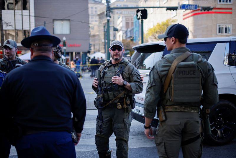 © Reuters. Police officers stand guard, after people were killed by a man driving a truck in an attack during New Year's celebrations, in New Orleans, Louisiana, U.S., January 2, 2025. REUTERS/Eduardo Munoz