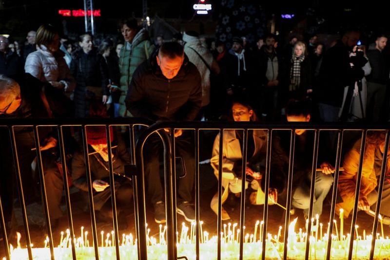 © Reuters. People light candles during a vigil, after a man in Cetinje shot dead people in a rampage, in Podgorica Montenegro, January 2, 2025. REUTERS/Stevo Vasiljevic