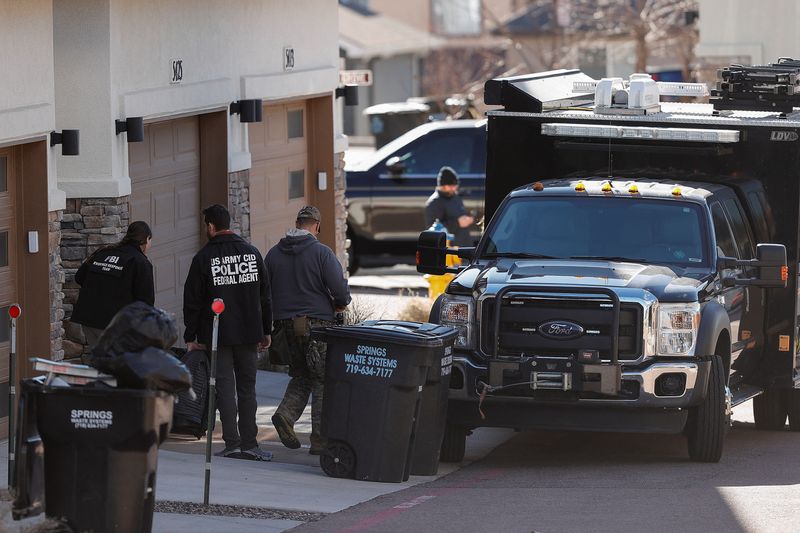 © Reuters. Federal and local authorities’ investigators search a townhouse, in relation to the explosion in Las Vegas of a Tesla Cybertruck, in Colorado Springs, Colorado, U.S. January 2, 2025.  REUTERS/Isaiah J. Downing