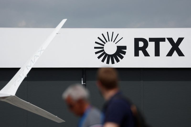 © Reuters. FILE PHOTO: A Raytheon Technologies (RTX) logo is pictured during the 54th Paris International Air Show at Le Bourget airport near Paris, France, June 19, 2023. REUTERS/Benoit Tessier/File Photo