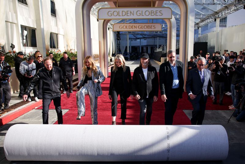 © Reuters. Barry Adelman, Nikki Glaser, President of Golden Globes Helen Hoehne, Glenn Weiss and Ricky Kirshner roll out the red carpet at the Beverly Hilton to kick off Hollywood's award season in Beverly Hills, California, U.S., January 2, 2025. REUTERS/Daniel Cole