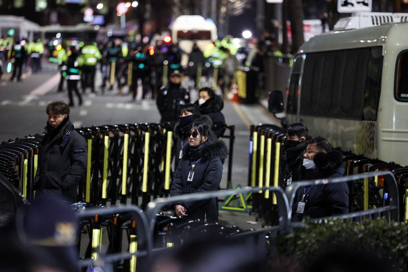 &copy; Reuters. Policiais montam guarda em frente à residência oficial do presidente sul-coreano afastado, Yoon Suk Yeol, em Seuln03/01/2025nREUTERS/Kim Hong-Ji