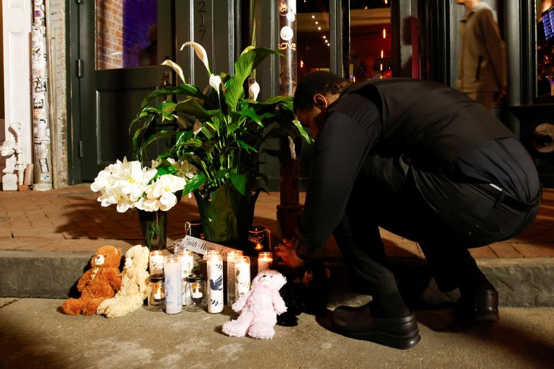 © Reuters. A person approaches a makeshift memorial, after people were killed by a man driving a truck in an attack during New Year's celebrations, in New Orleans, Louisiana, U.S., January 2, 2025. REUTERS/Eduardo Munoz