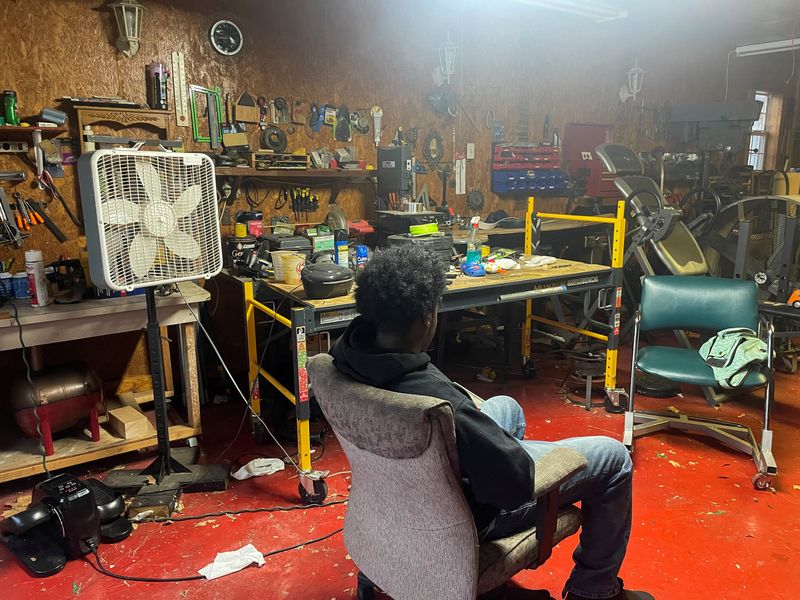 © Reuters. Abdur Rahim Jabbar, half-brother of Shamsud-Din Jabbar, the Texas man accused of crashing a truck into New Year's Day revellers in New Orleans, sits in the garage of their house in Beaumont, Texas, U.S., January 2, 2025. REUTERS/ Arathy Somasekhar