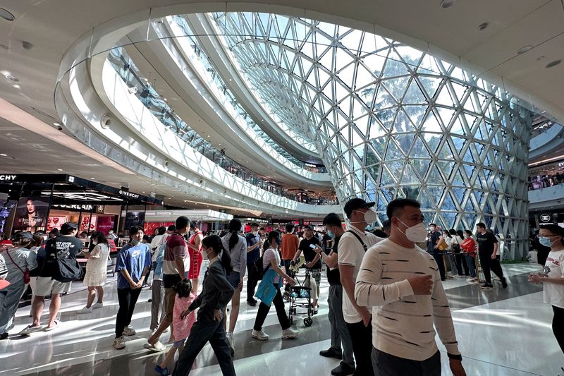 © Reuters. FILE PHOTO: People walk in the Sanya International Duty-Free shopping complex in Sanya, Hainan province, China January 25, 2023. REUTERS/Alessandro Diviggiano/File Photo