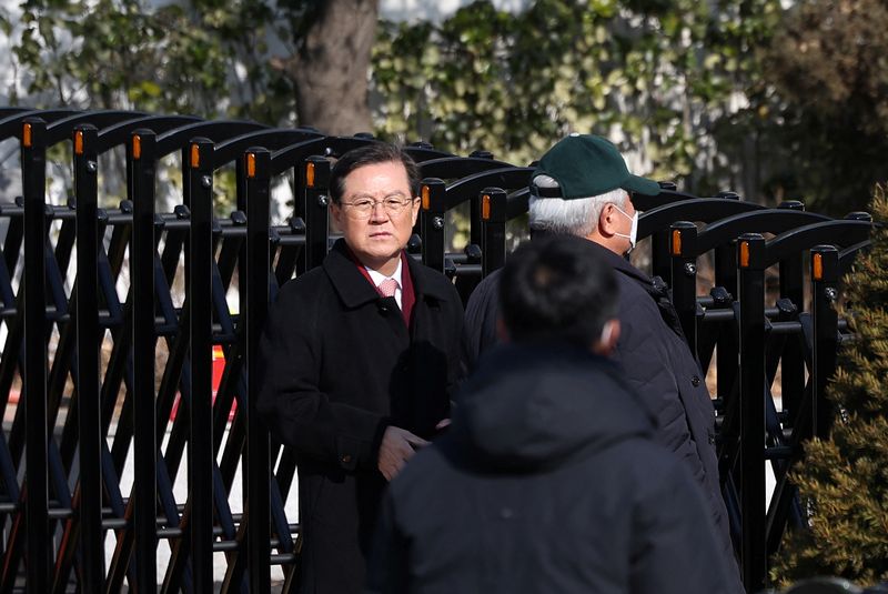 © Reuters. South Korean President Yoon Suk Yeol's lawyer Yoon Kab-keun arrives outside Yeol's official residence, as Yoon faces arrest after a court approved an arrest warrant for him on Tuesday, in Seoul, South Korea, January 3, 2025. REUTERS/Kim Hong-Ji